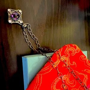 It was a gift and it does not fit my style that’s why I’m selling it.